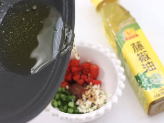藤椒茼蒿肉片,藤椒油烧热倒入碗里。