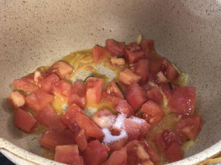 金针菇番茄汤,加盐炒匀至熟烂
