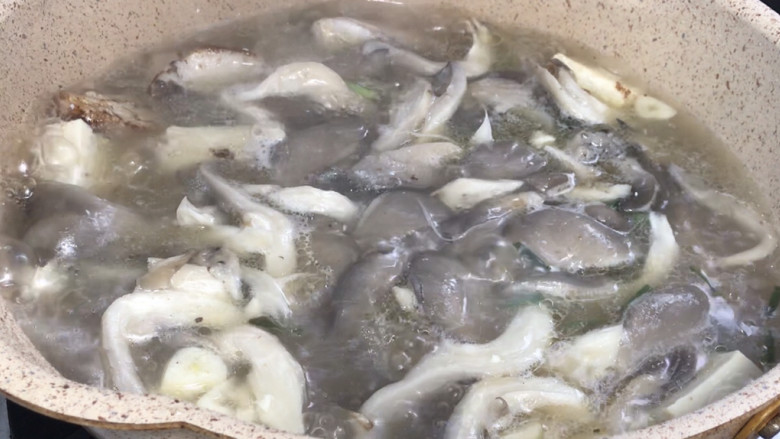 平菇豆腐清炖鱼汤,继续咕噜咕噜5分钟后，再盖上锅盖，继续炖煮10分钟以上