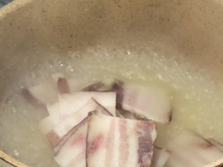 腊肉炒莴笋,就着开水放入腊肉煮沸，捞出备用