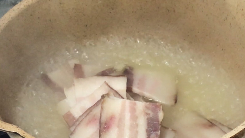 腊肉炒莴笋,就着开水放入腊肉煮沸，捞出备用