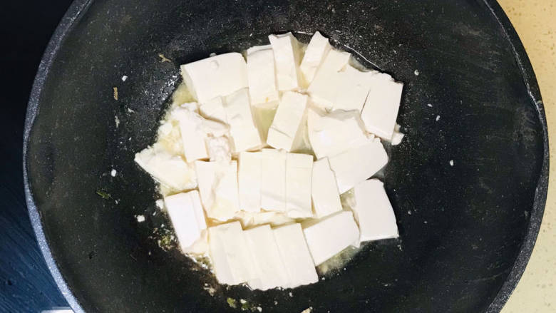 鸡蛋炖豆腐,起油锅，加多一些油，烧热后，加入内脂豆腐，慢火煎一下