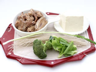 排骨豆腐砂锅,首先备齐所有的食材，排骨是提前煮熟的。