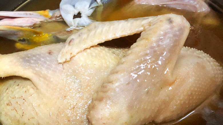 卤鸭,用大锅装适量的水，将糖水倒入，鸭子放入，放入卤料包，加入一块姜和个片蒜