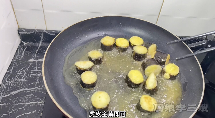 外焦里嫩的海苔豆腐卷儿制作方法,底部煎好之后翻面继续煎至两面金黄捞出
