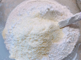 淡奶油小餐包,先把粉类混合到一起，黄油先不要加，如果想让面发的更好，盐也可以后加入。