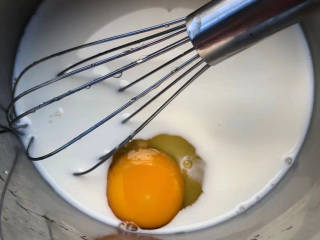 快手蜂蜜松饼,打入一个鸡蛋。