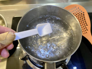 糖醋茭白➕五花肉糖醋茭白,坐锅烧水，水开，加入半茶匙食盐