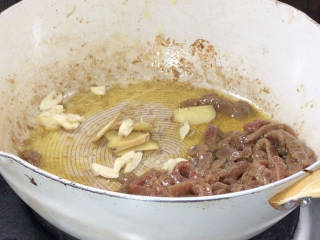 青椒炒牛肉,摆置一边，或者出锅备用，再放入姜蒜炒香
