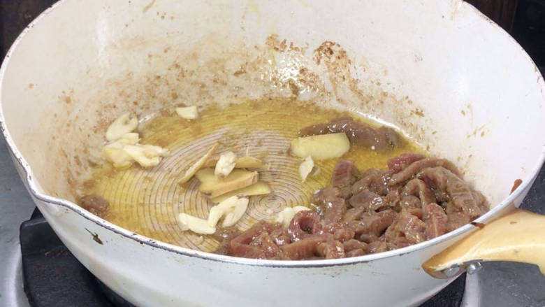 青椒炒牛肉,摆置一边，或者出锅备用，再放入姜蒜炒香