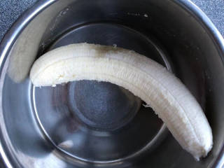 苹果燕麦派,香蕉去皮。