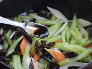 杂炒蔬菜,接着调入一汤匙生抽、适量盐和一茶匙糖，快速翻炒均匀。