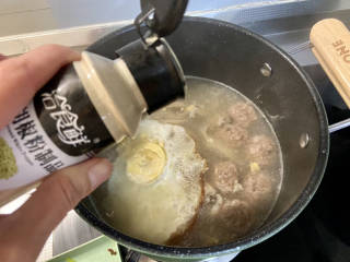 牛肉丸子汤➕生菜平菇牛肉丸子汤,加入少许白胡椒粉即可关火