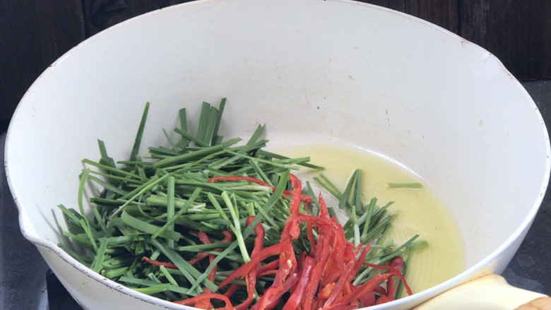 韭菜豆芽炒粉丝,起锅热油，放入韭菜和红椒炒匀