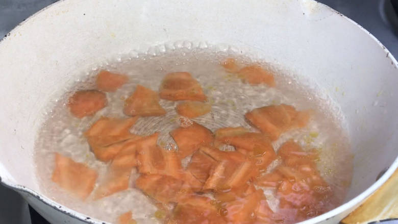 芹菜炒瘦肉,起锅烧开水，加盐和油，放入胡萝卜煮沸