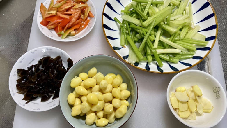 炒白果芹菜,改刀：芹菜切段，红椒切小块，木耳切小块，姜蒜切片