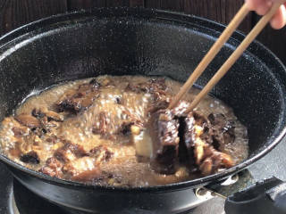 照烧排骨,1小时后，用筷子轻轻插透牛肉即可