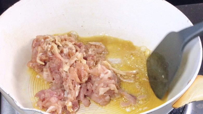 豆芽炒肉丝,起锅热油，放入腌制好的肉丝，炒匀至断生，捞出备用