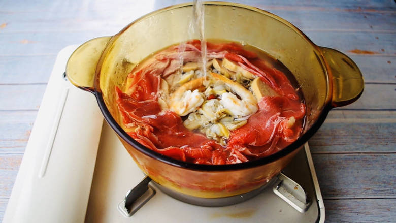 酸菜海鲜锅,加入适量温水，水量没过食材即可。