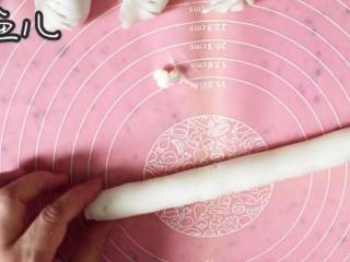 水晶饺子,将面团搓长条，用少许猪油防止粘手、粘面垫