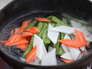 杂炒时蔬,锅中烧开水加少许盐和几滴食用油，把切好的蔬菜放进去焯烫2-3分钟，捞出过凉水沥干水分。