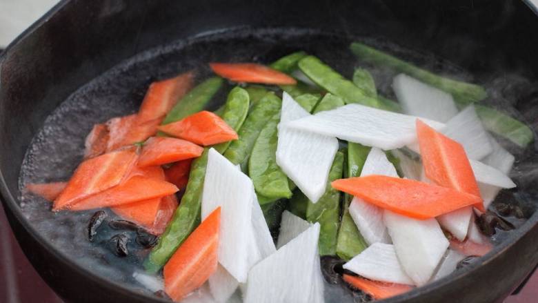 杂炒时蔬,锅中烧开水加少许盐和几滴食用油，把切好的蔬菜放进去焯烫2-3分钟，捞出过凉水沥干水分。