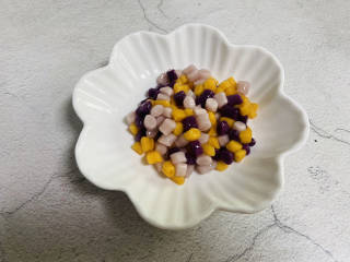 紫米酒酿牛奶芋圆,放入碗中