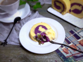 紫薯蛋糕卷,装盘上桌，配上自己喜欢的饮品美美哒