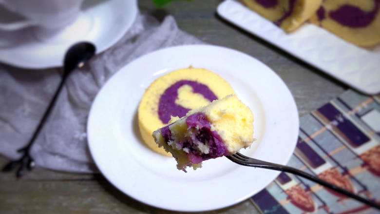 紫薯蛋糕卷,装盘上桌，配上自己喜欢的饮品美美哒