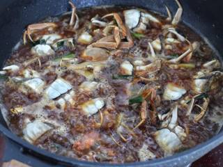 家常炒螃蟹,接着调入老抽、生抽、料酒和蚝油煮五分钟。