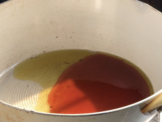樱桃虾仁,小心点倒出热油，锅留底油，倒入调好的酸甜酱汁，炒至沸腾
