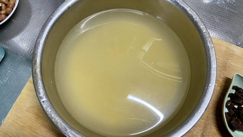 百合小米粥➕红枣莲子百合小米粥,小米淘洗干净，清水泡发30分钟