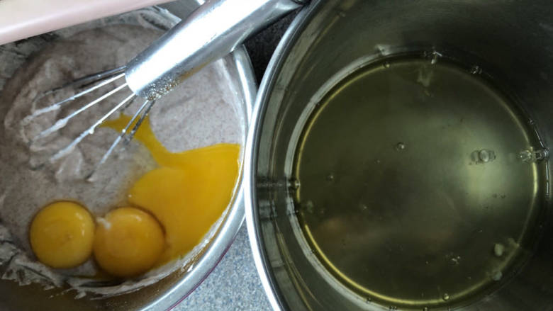 全麦无糖酸奶戚风,分离蛋黄和蛋白，蛋黄加入搅拌好的面糊中。
