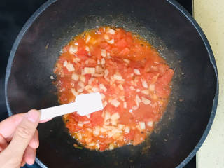 番茄藕丁,撒入盐调味