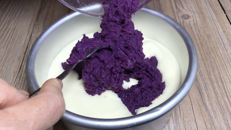 紫薯夹心蛋糕,倒入三分之二入六寸的戚风模具中，加入紫薯