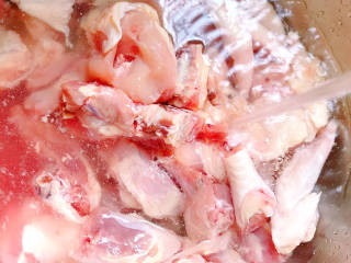 姜葱冬菇蒸滑鸡,鸡冲洗干净，捞出沥干水份