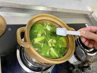 青菜猪肝汤,尝下咸淡，根据自己口味添加少许盐拌匀