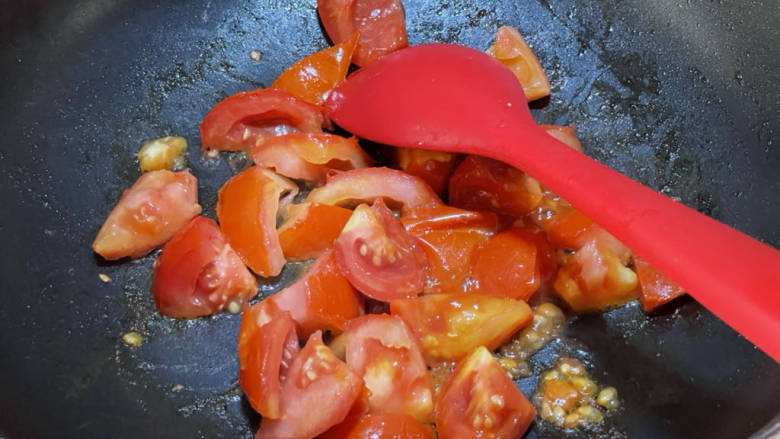 番茄炒牛肉,锅不用洗，倒入番茄。
