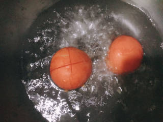番茄藕丁,番茄划十字，放进开水中烫半分钟左右