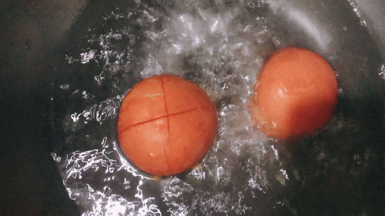 番茄藕丁,番茄划十字，放进开水中烫半分钟左右