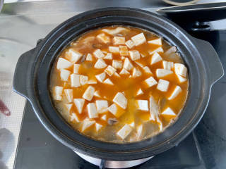 虾仁豆腐煲,铺上豆腐