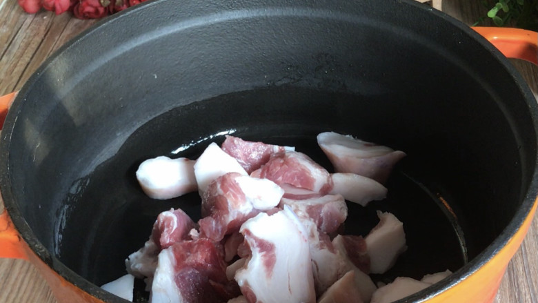猪骨五花肉冬瓜汤,五花肉洗净切成小块，放入汤锅中