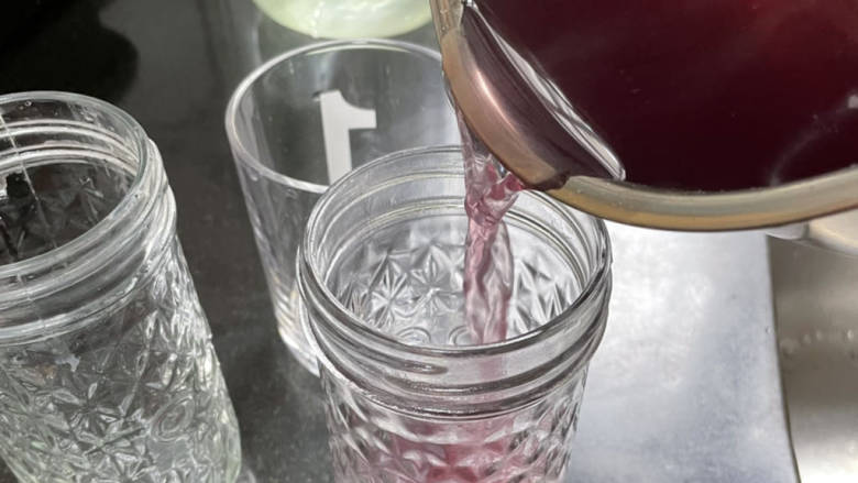 葡萄🍇撞奶,倒进各个玻璃杯里（7分满）