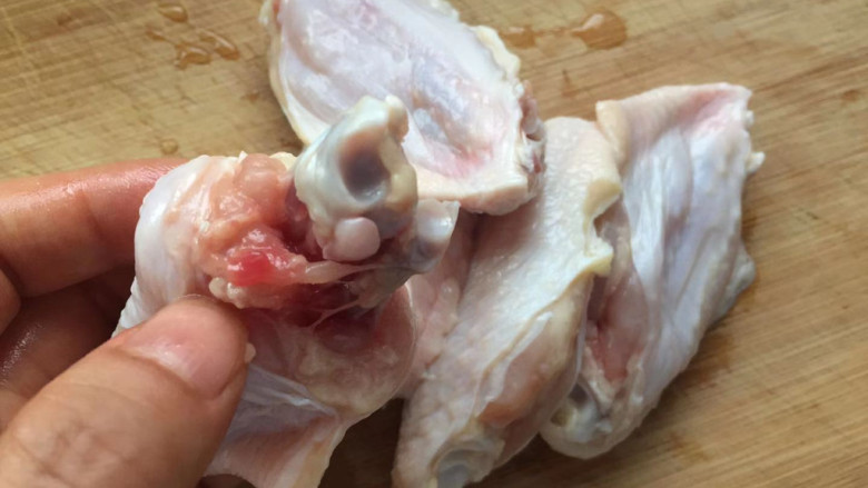网红土豆酿鸡翅,将鸡翅用剪刀将两头的筋剪断，剔除骨头