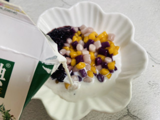 紫米酒酿牛奶芋圆,倒入适量的牛奶