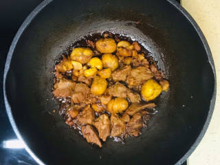 猪肉烧板栗,继续慢火炖煮至汤汁浓稠，就可以关火了