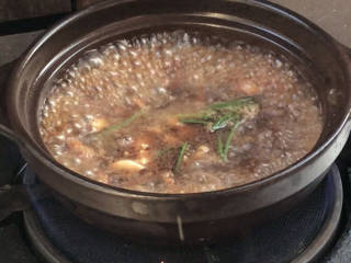 香菇砂锅煲,加入葱姜蒜和适量清水