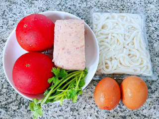 番茄午餐肉煎蛋乌冬面,准备原材料乌冬面、鸡蛋、午餐肉、番茄、香菜备用