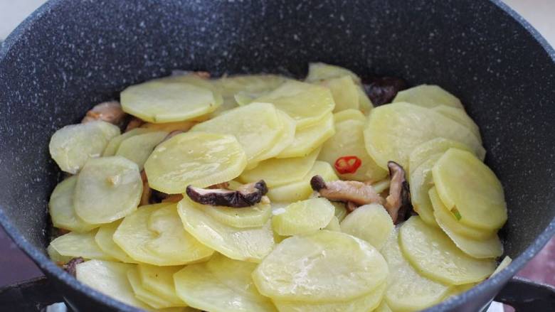 蚝油土豆片,再将土豆片放进锅中混合翻炒均匀。