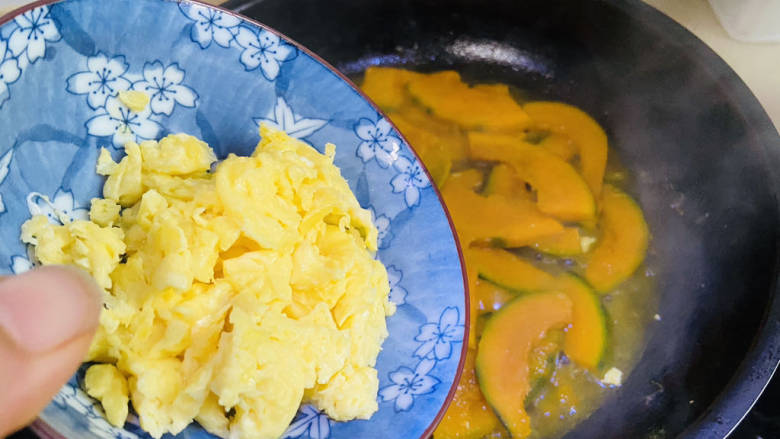 南瓜炒鸡蛋,加入炒熟的鸡蛋